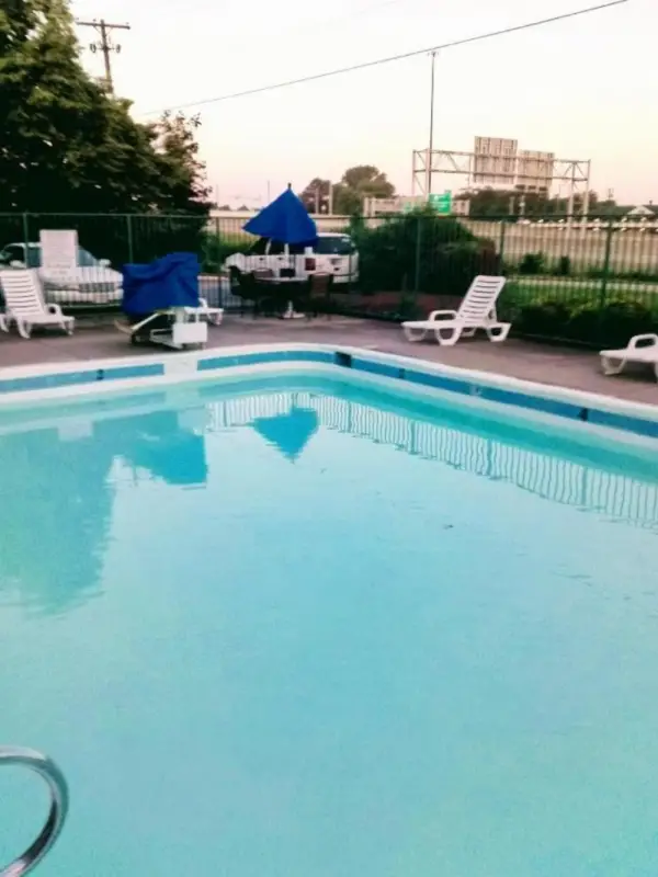 RED CARPET INN LOUISVILLE NORTH -Jeffersonville In 9